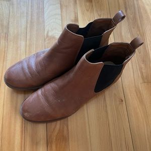 Clarks Chelsea Boots in Light Brown